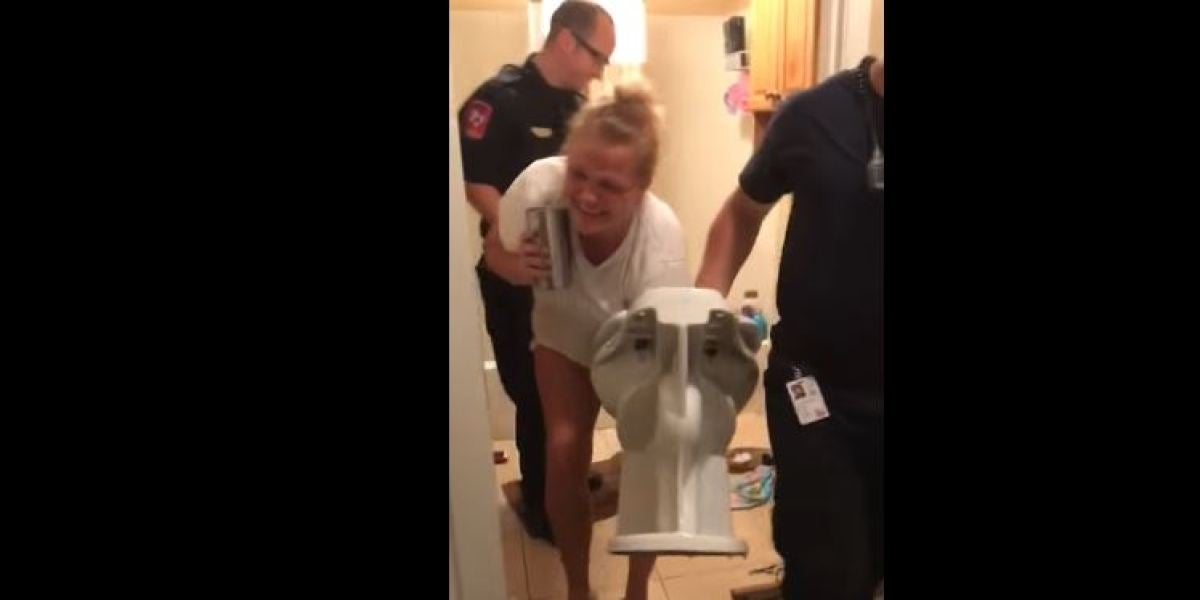 Una mujer se queda atascada en el váter