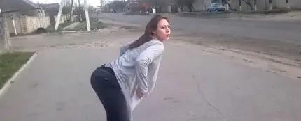 Una chica hace twerking y provoca un accidente de tráfico Una chica hace twerking y provoca un accidente de tráfico
