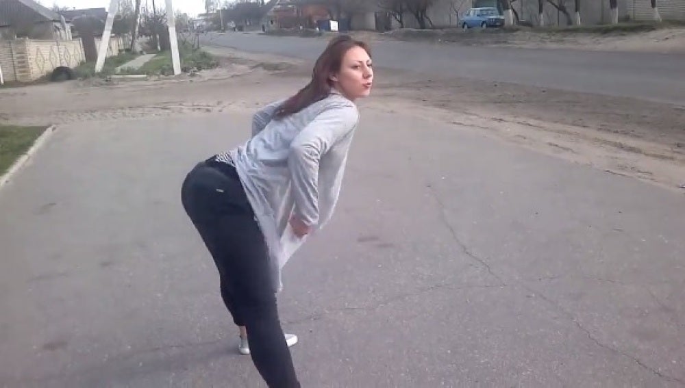 Una chica hace twerking y provoca un accidente de tráfico