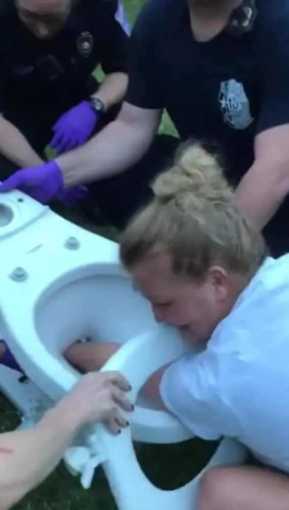 Se le queda atascada la mano en el váter Se le queda atascada la mano en el váter