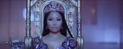 Nicki Minaj en el videoclip de 'No Frauds' Nicki Minaj en el videoclip de 'No Frauds'
