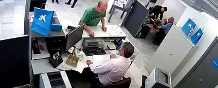 Un hombre atraca un banco y se lleva 500 euros al contado Un hombre atraca un banco y se lleva 500 euros al contado