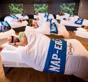 Un gimnasio ofrece clases de siesta de 45 minutos para padres cansados Un gimnasio ofrece clases de siesta de 45 minutos para padres cansados