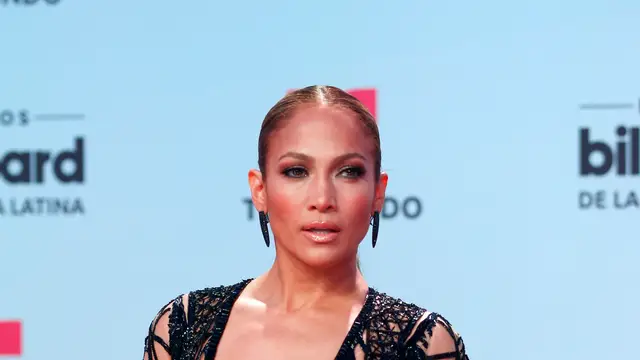 El tan comentado look de Jennifer Lopez