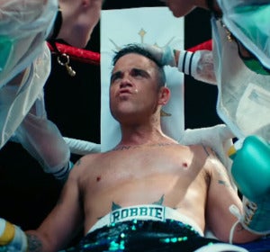 Robbie Williams en su último videoclip Robbie Williams en su último videoclip