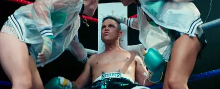 Robbie Williams en su último videoclip Robbie Williams en su último videoclip