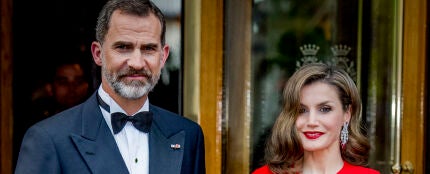 El Rey Felipe y la Reina Letizia en el 50 cumpleaños del rey Guillermo de Holanda