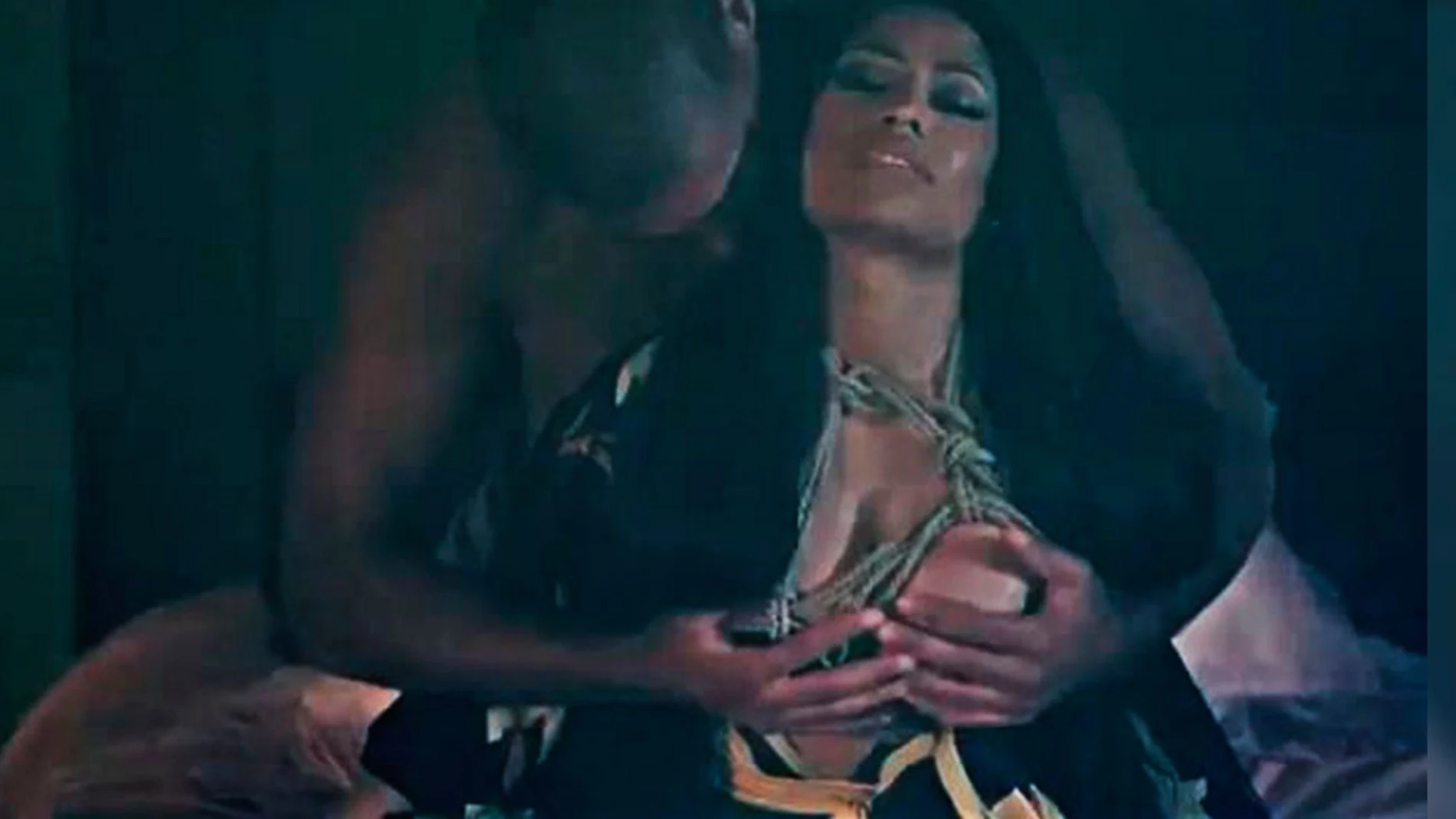 Nicki Minaj en el adelanto de 'Regret In Your Tears' Nicki Minaj en el adelanto de 'Regret In Your Tears'