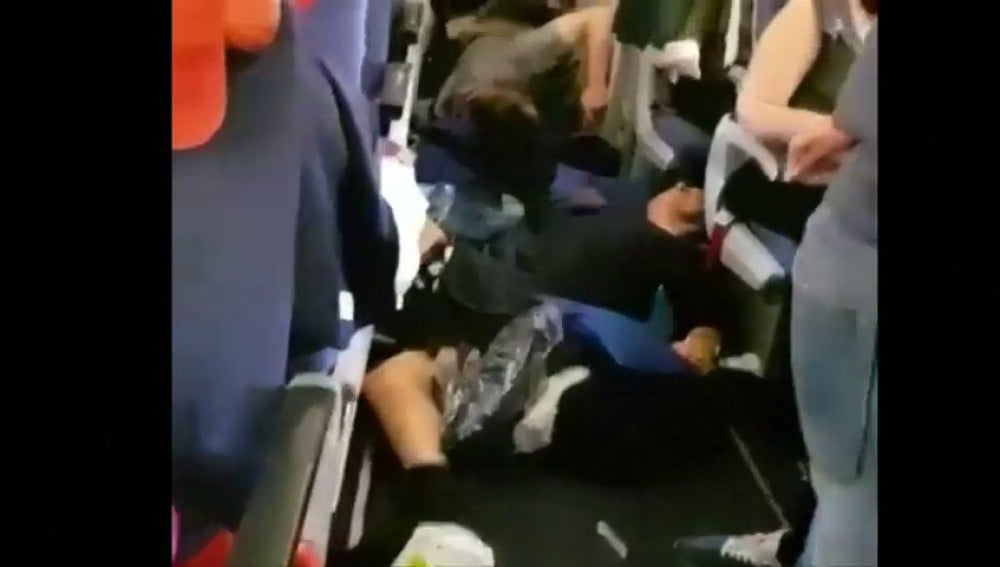 Frame 0.343049 de: Al menos 27 heridos por una turbulencia en un vuelo de Aeroflot entre Moscú y Bangkok