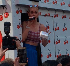 Katy Perry repartiendo tarta en Times Square Katy Perry repartiendo tarta en Times Square