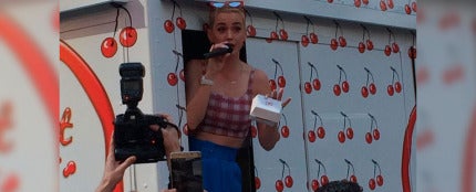 Katy Perry repartiendo tarta en Times Square