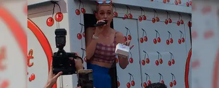 Katy Perry repartiendo tarta en Times Square Katy Perry repartiendo tarta en Times Square