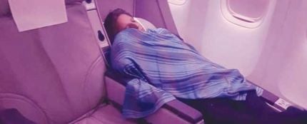 El capitán Amir Akhtar Hashmise durmiendo durante el vuelo