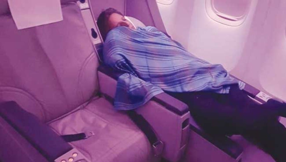 El capitán Amir Akhtar Hashmise durmiendo durante el vuelo