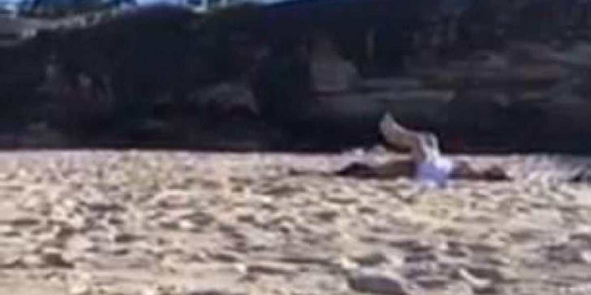 Una pareja tiene sexo en la playa a plena luz del día