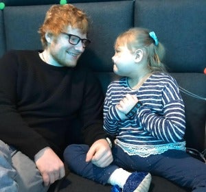 Ed Sheeran sorprende a Melody, una pequeña fan de 10 años que sufre una grave enfermedad Ed Sheeran sorprende a Melody, una pequeña fan de 10 años que sufre una grave enfermedad
