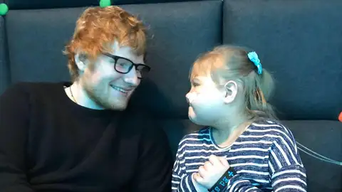 Ed Sheeran sorprende a Melody, una pequeña fan de 10 años que sufre una grave enfermedad Ed Sheeran sorprende a Melody, una pequeña fan de 10 años que sufre una grave enfermedad