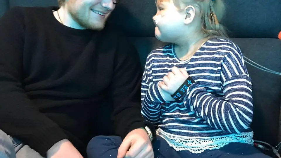 Ed Sheeran sorprende a Melody, una pequeña fan de 10 años que sufre una grave enfermedad Ed Sheeran sorprende a Melody, una pequeña fan de 10 años que sufre una grave enfermedad