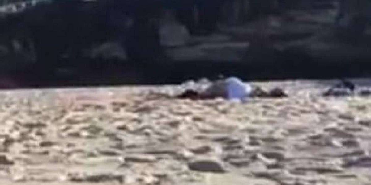 Pareja grabada teniendo sexo en la playa
