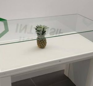 La piña expuesta en una vitrina La piña expuesta en una vitrina