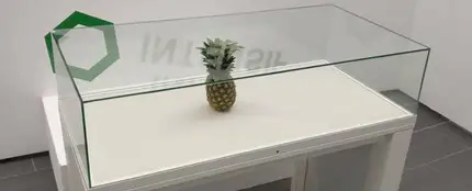 La piña expuesta en una vitrina La piña expuesta en una vitrina