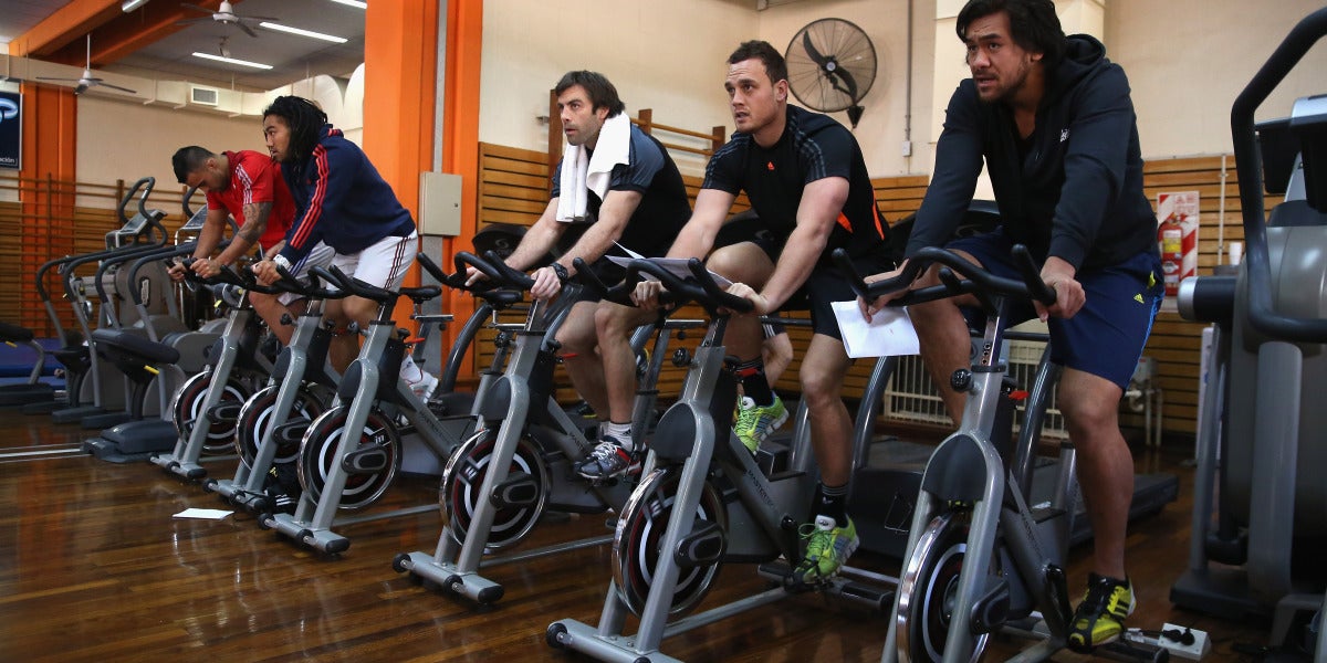 Personas usando la bicicleta estática