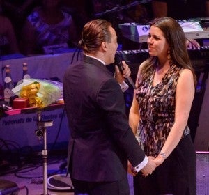 El cantante Cristian Castro sorprende a su novia pidiéndole la mano en pleno concierto El cantante Cristian Castro sorprende a su novia pidiéndole la mano en pleno concierto
