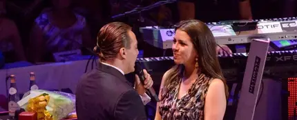 El cantante Cristian Castro sorprende a su novia pidiéndole la mano en pleno concierto El cantante Cristian Castro sorprende a su novia pidiéndole la mano en pleno concierto