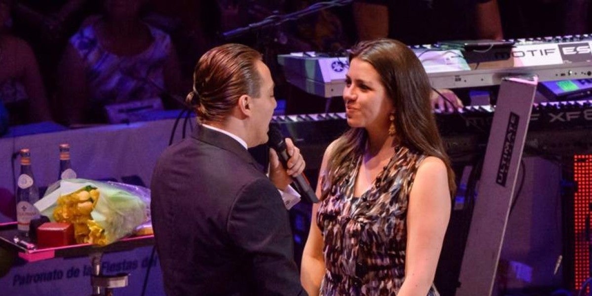 El cantante Cristian Castro sorprende a su novia pidiéndole la mano en pleno concierto