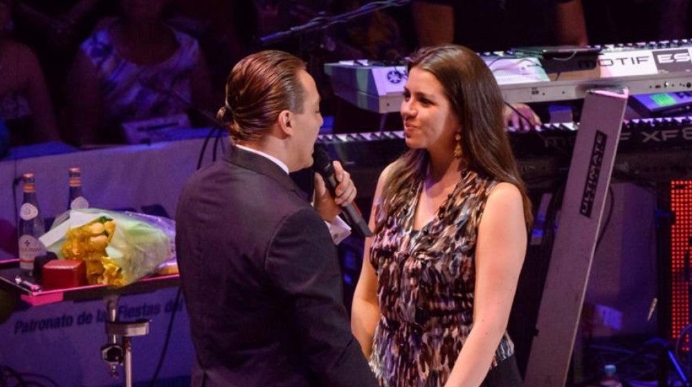 El cantante Cristian Castro sorprende a su novia pidiéndole la mano en pleno concierto
