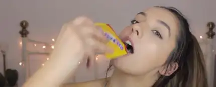 Una youtuber británica prueba dulces españoles Una youtuber británica prueba dulces españoles