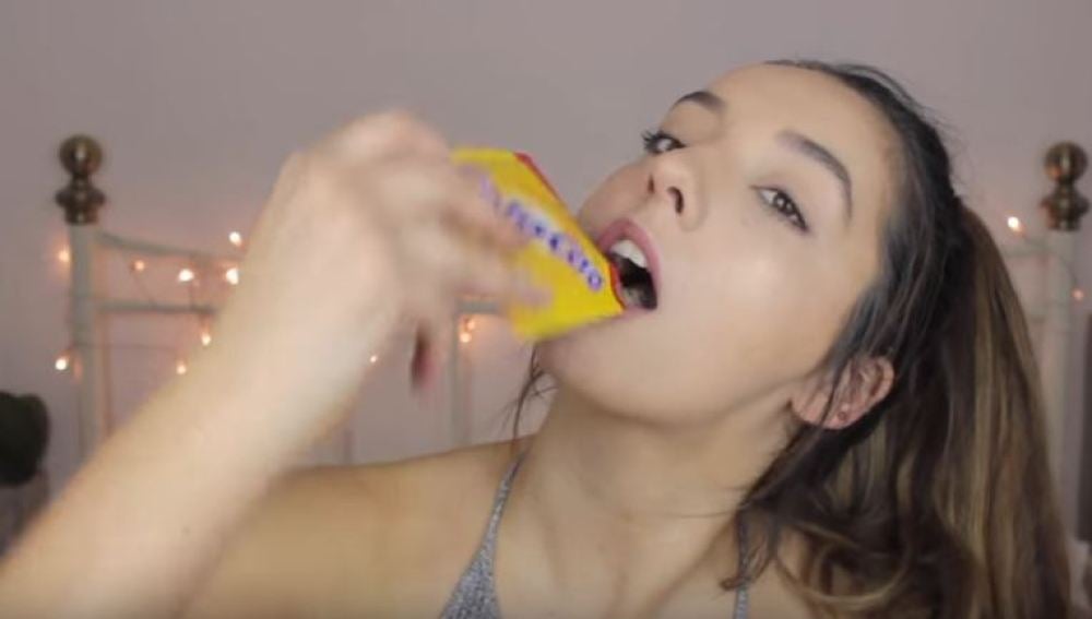 Una youtuber británica prueba dulces españoles