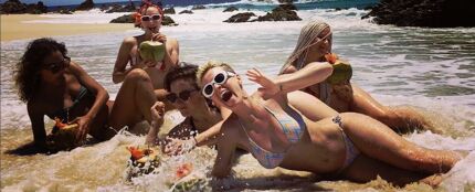 Katy Perry en la playa con amigas