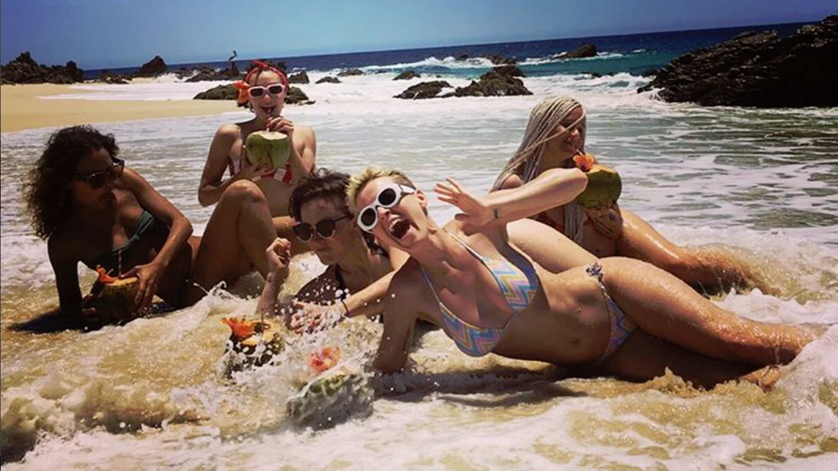 Katy Perry en la playa con amigas Katy Perry en la playa con amigas