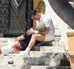 Ricky Martin interpretando a Antonio D'Amico cuando encuentra el cadáver de Versace Ricky Martin interpretando a Antonio D'Amico cuando encuentra el cadáver de Versace