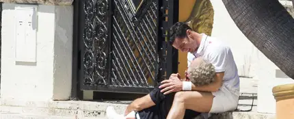 Ricky Martin interpretando a Antonio D'Amico cuando encuentra el cadáver de Versace Ricky Martin interpretando a Antonio D'Amico cuando encuentra el cadáver de Versace