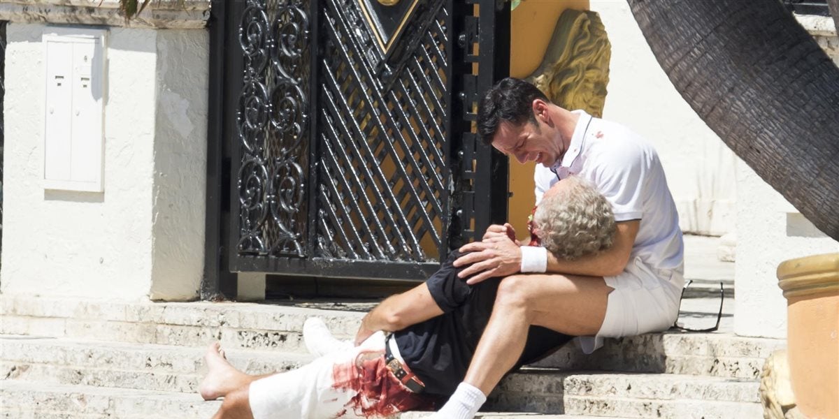 Ricky Martin interpretando a Antonio D'Amico cuando encuentra el cadáver de Versace