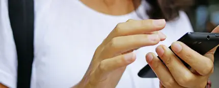 Una usuaria con su teléfono móvil Una usuaria con su teléfono móvil