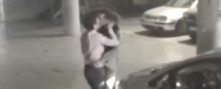 Dos hombres se pelean en un parking y acaban enrrollándose