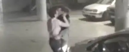 Dos hombres se pelean en un parking y acaban enrrollándose Dos hombres se pelean en un parking y acaban enrrollándose