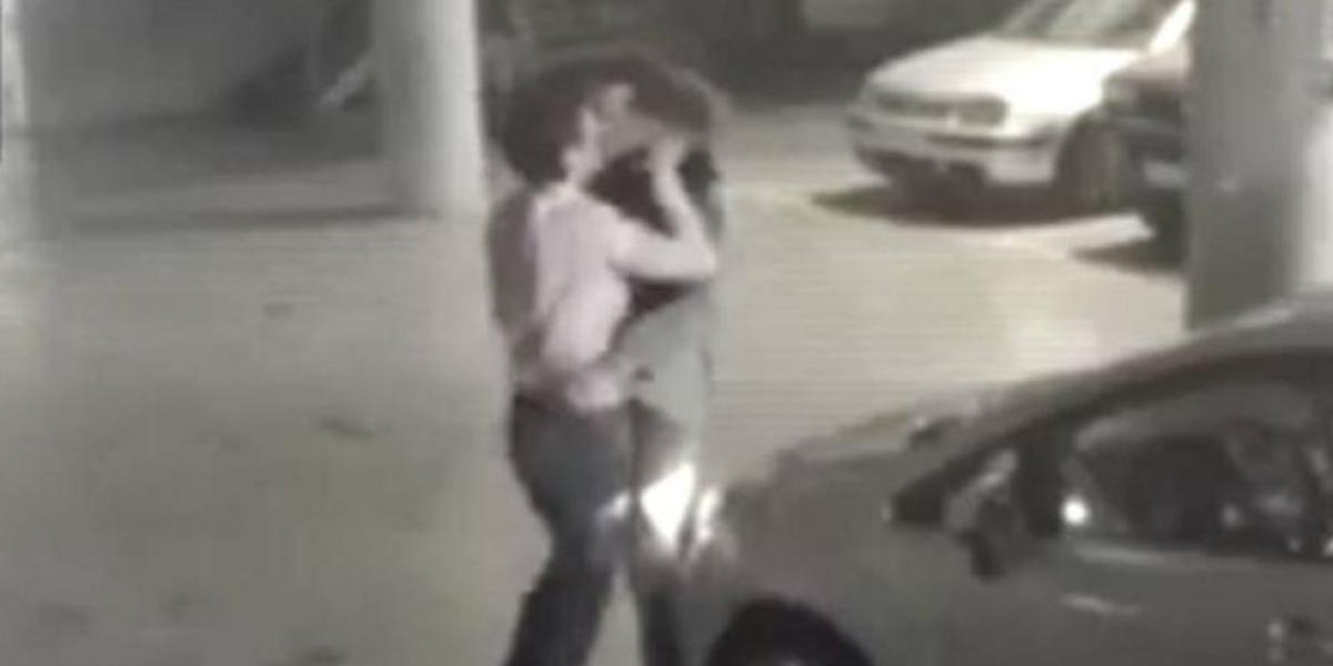 Dos hombres se pelean en un parking y acaban enrrollándose