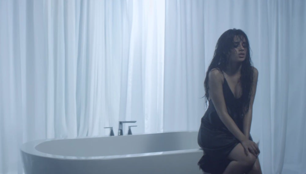 Camila Cabello derrocha sensualidad en su single debut, 'Crying in the Club'