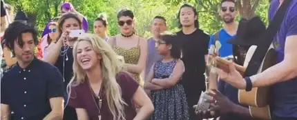 Shakira regala un concierto sorpresa en Nueva York Shakira regala un concierto sorpresa en Nueva York
