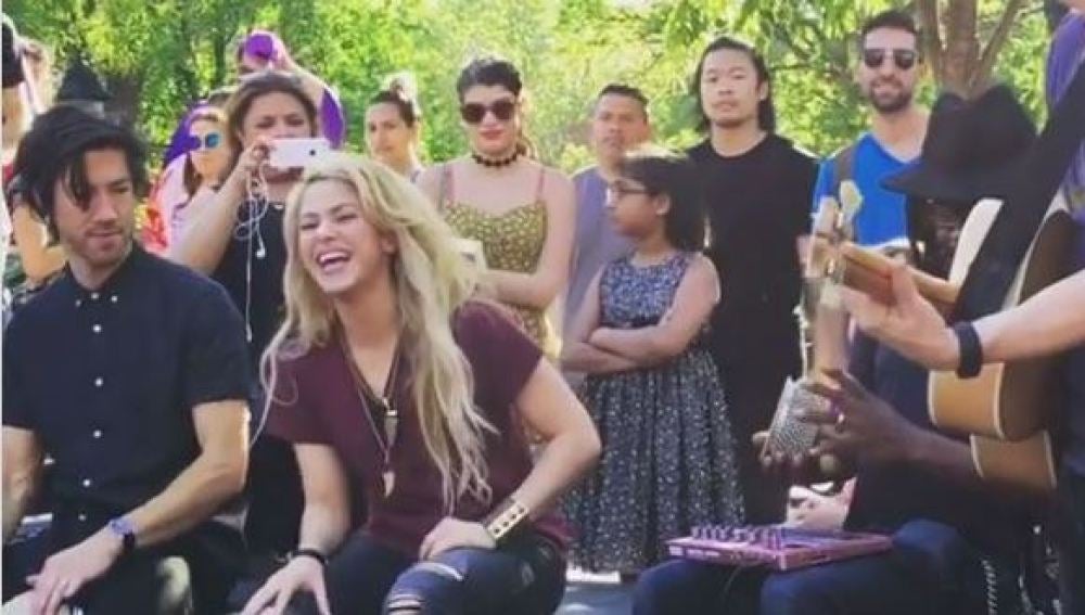 Shakira regala un concierto sorpresa en Nueva York