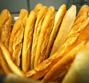 Barras de pan en una panadería Barras de pan en una panadería