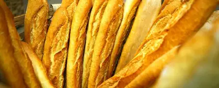 Barras de pan en una panadería Barras de pan en una panadería