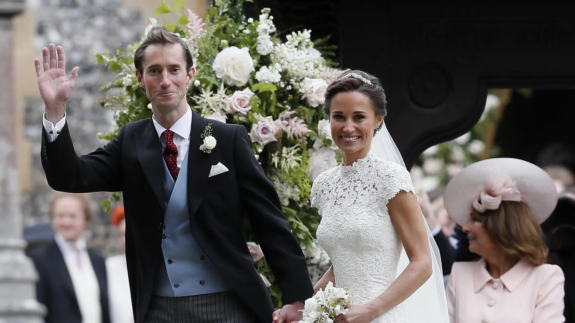 Pippa Middleton y el empresario James Matthews saludan tras darse el 'sí, quiero'