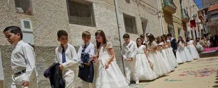 Un grupo de niños haciendo la Comunión Un grupo de niños haciendo la Comunión