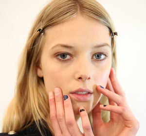 La modelo Ulrikke Hoyer antes de un desfile La modelo Ulrikke Hoyer antes de un desfile