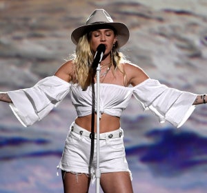 Miley Cyrus durante una actuación Miley Cyrus durante una actuación